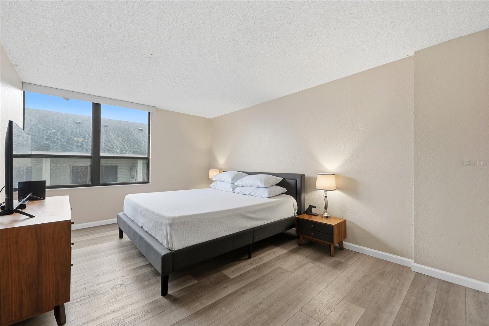 Image 23 of 37 For 400 Island Way 312