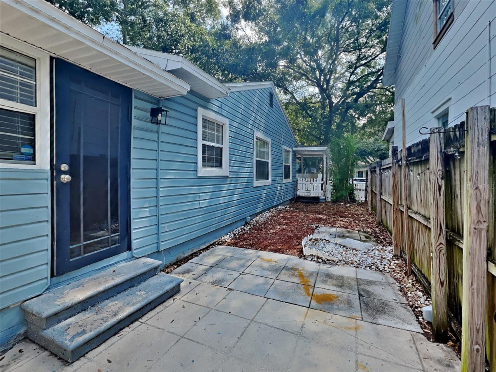 Listing photo id 12 for 2030 12th Street N