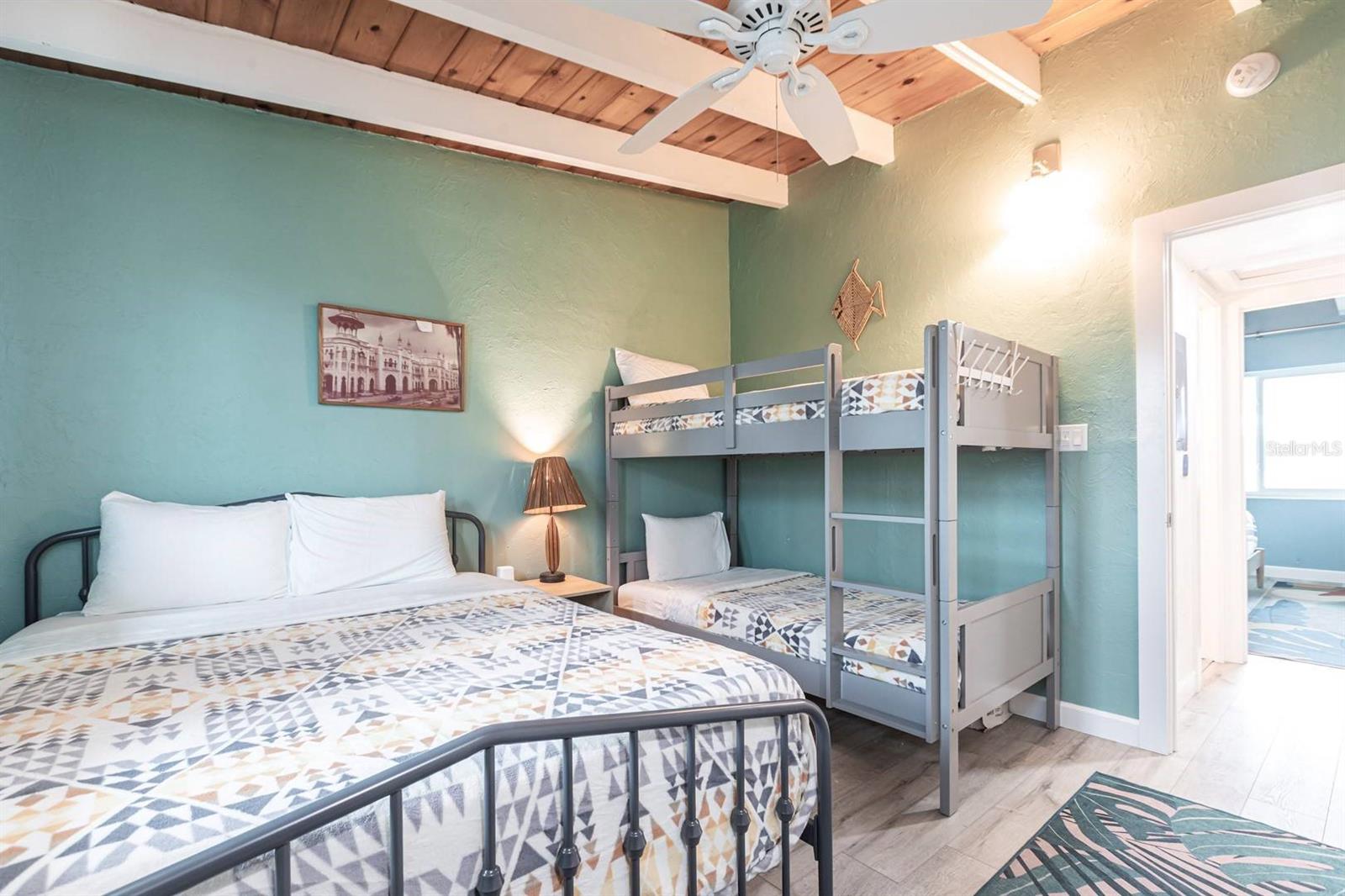 Image 10 of 28 For 6006 Midnight Pass Road 44