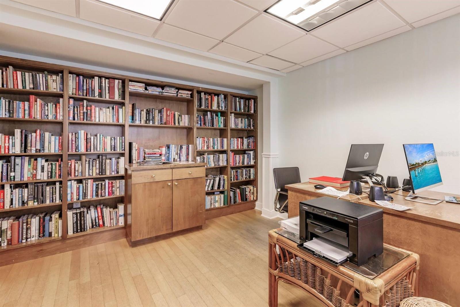 Image 24 of 28 For 6006 Midnight Pass Road 44