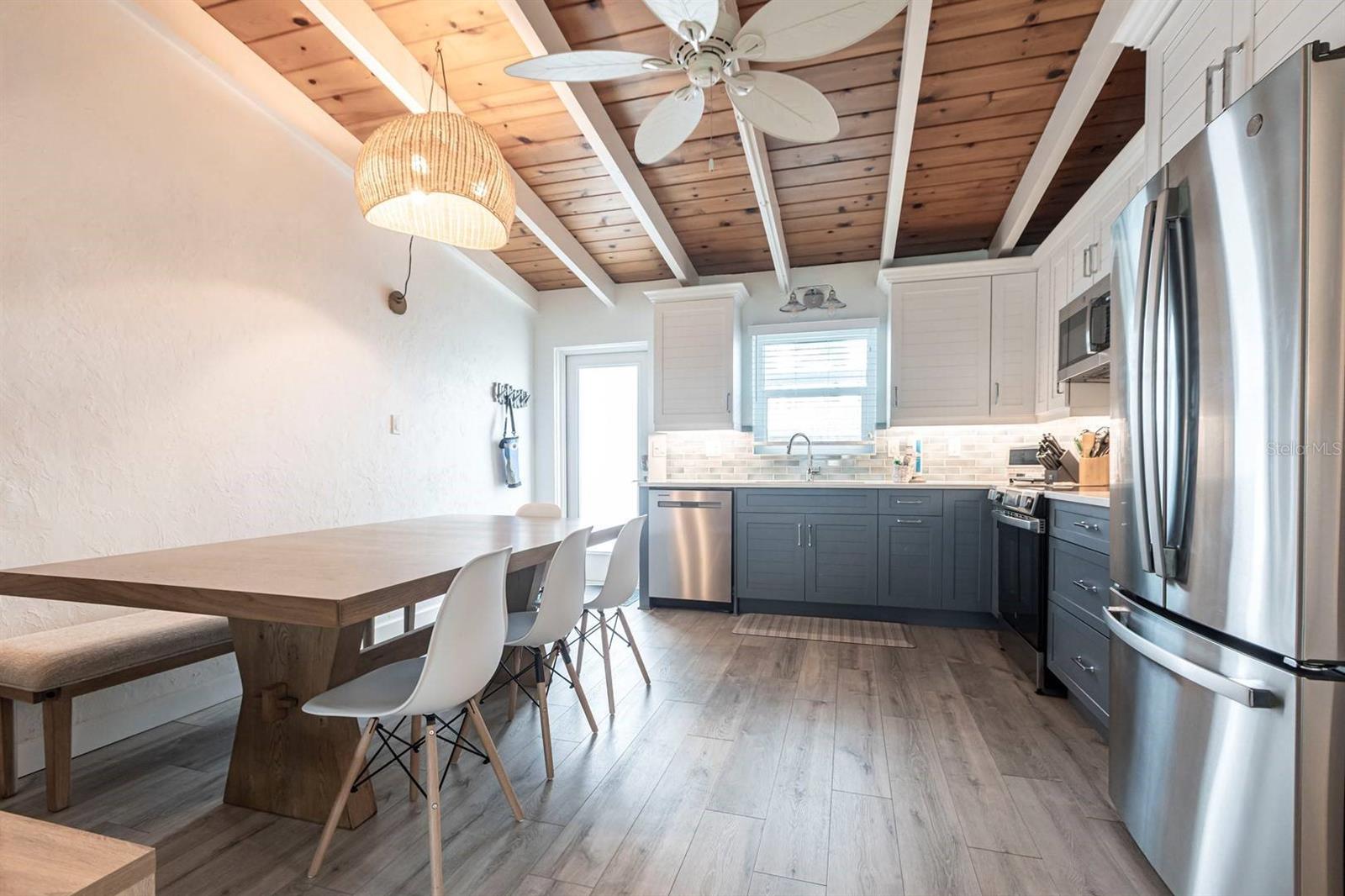 Image 4 of 28 For 6006 Midnight Pass Road 44