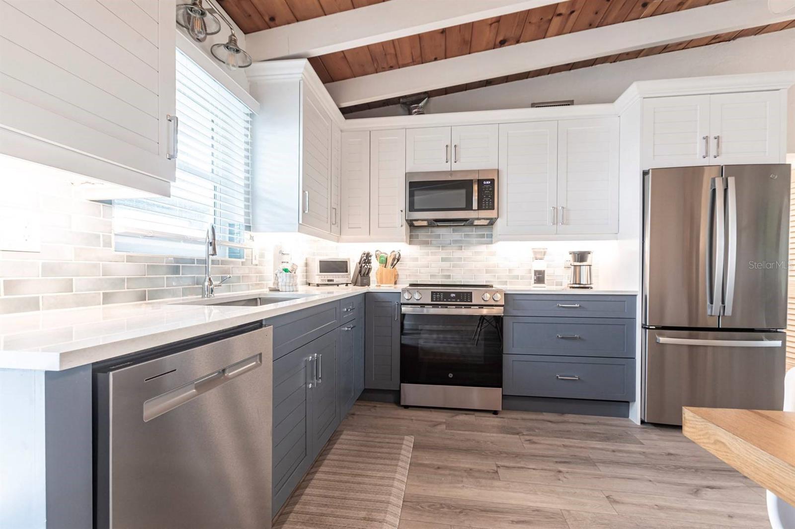 Image 6 of 28 For 6006 Midnight Pass Road 44