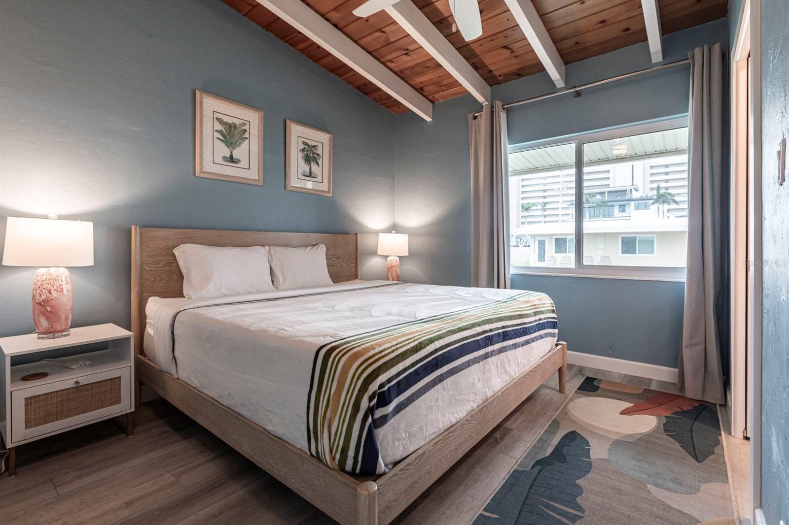 Image 7 of 28 For 6006 Midnight Pass Road 44