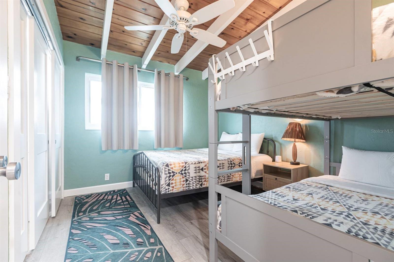 Image 9 of 28 For 6006 Midnight Pass Road 44