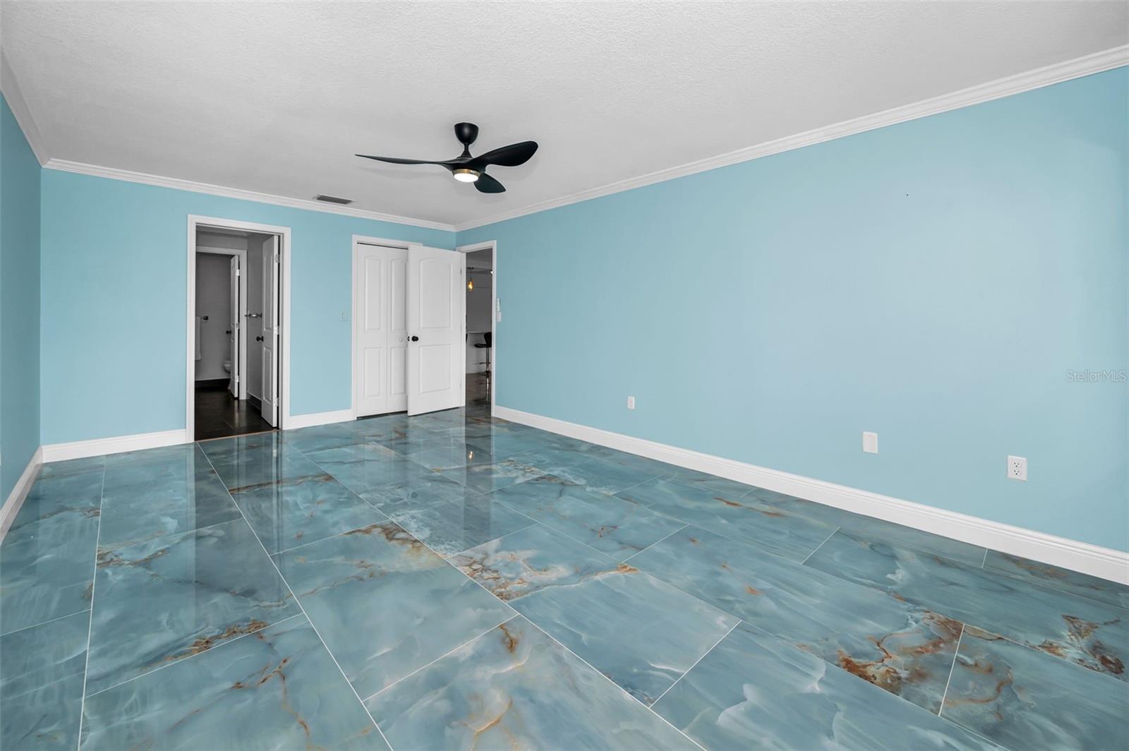 Image 21 of 51 For 100 Bluff View Drive 306c