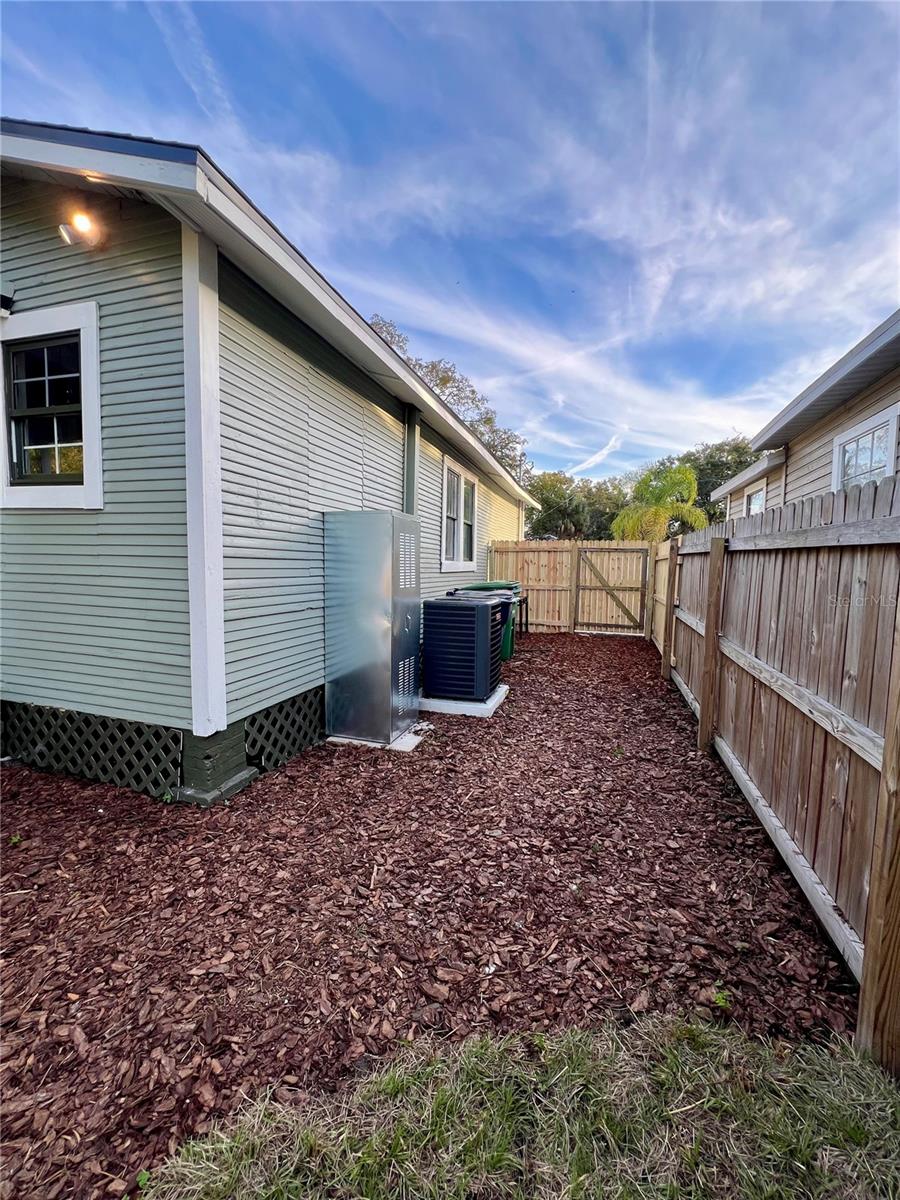 Image 12 of 13 For 1102 Louisiana Avenue