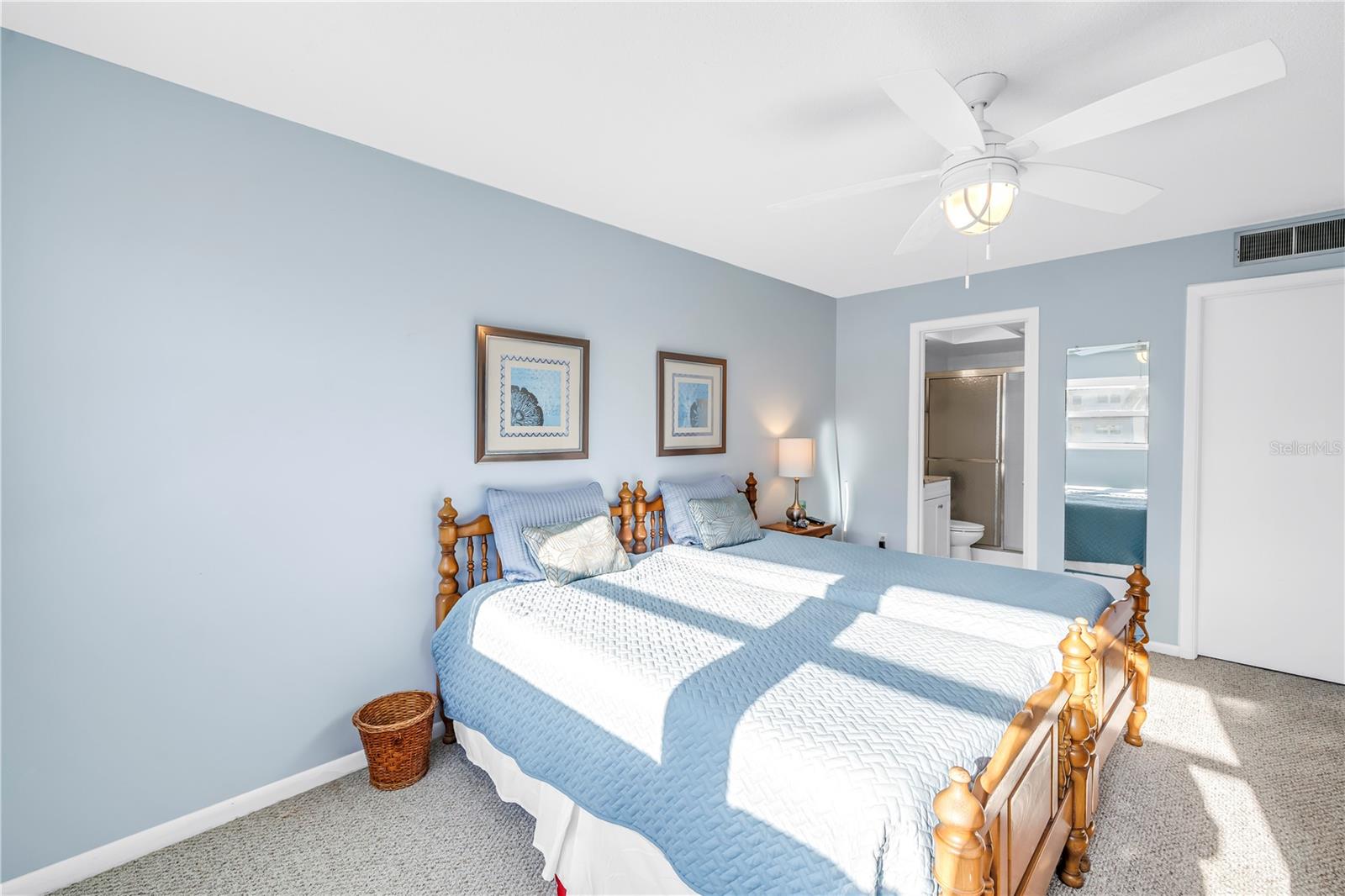 Image 19 of 38 For 5575 Gulf Boulevard 335