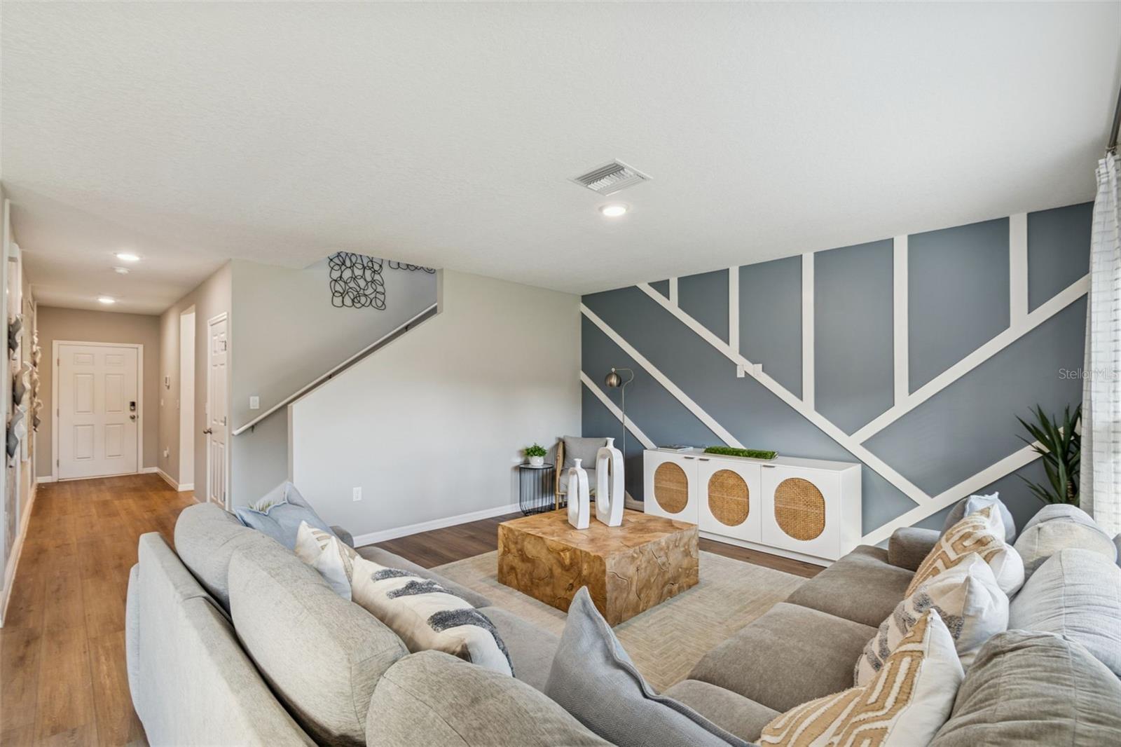 Image 7 of 78 For 601 Ambleside Drive