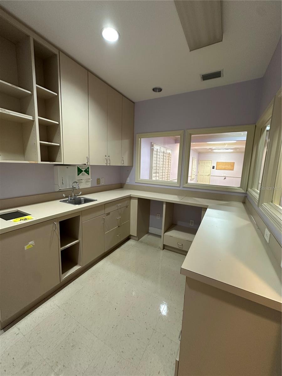 Image 10 of 26 For 1005 Pinellas Street