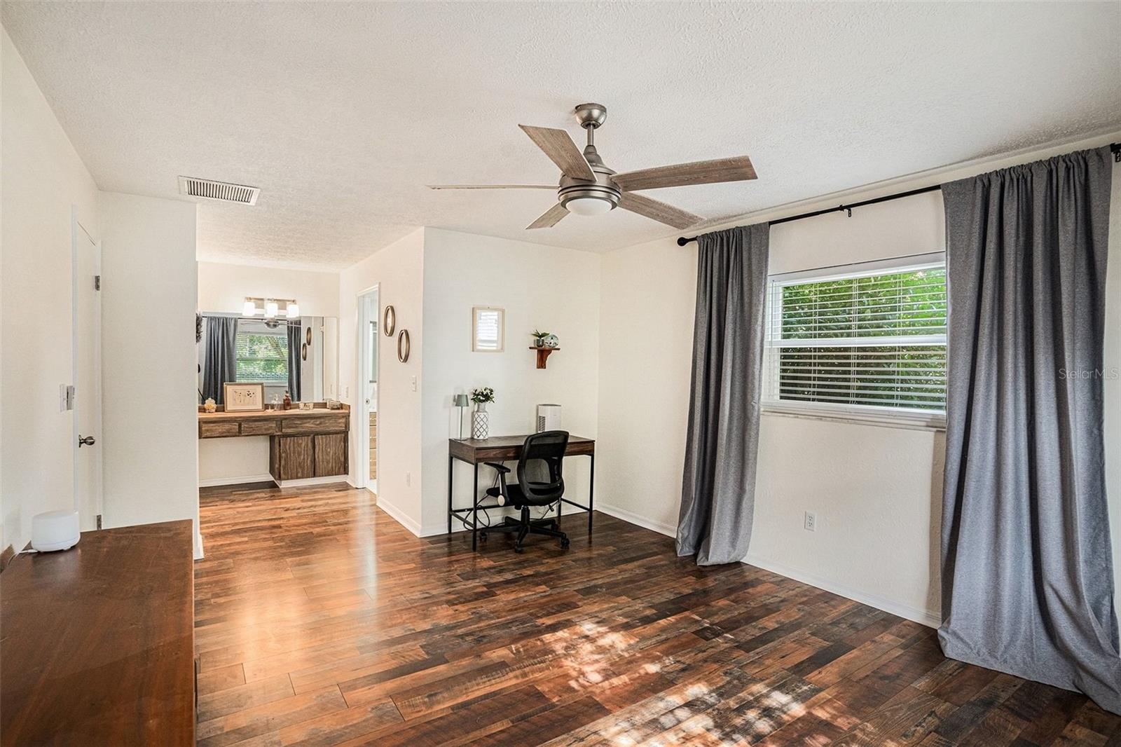 Listing photo id 15 for 7807 Duck Pond Court