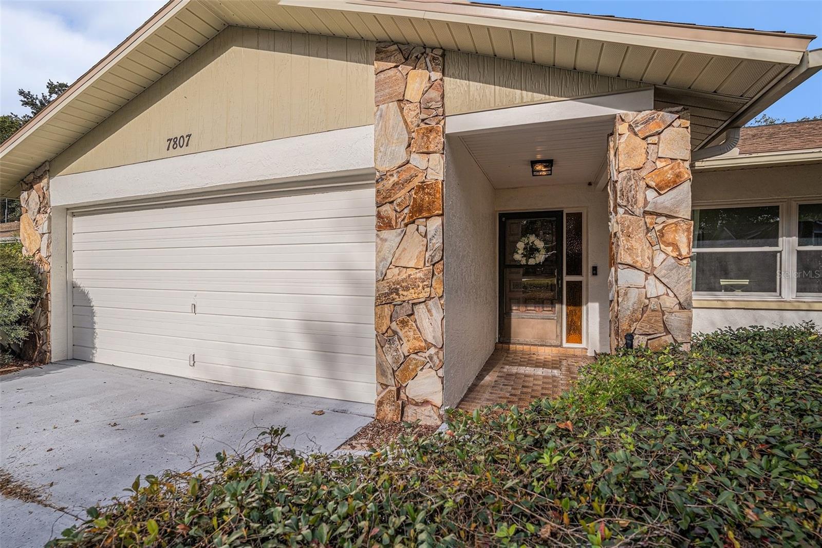 Listing photo id 4 for 7807 Duck Pond Court