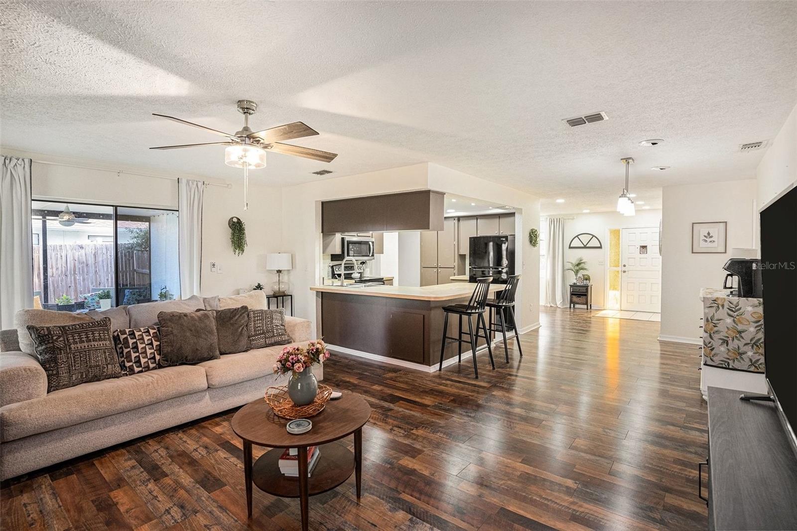 Listing photo id 5 for 7807 Duck Pond Court