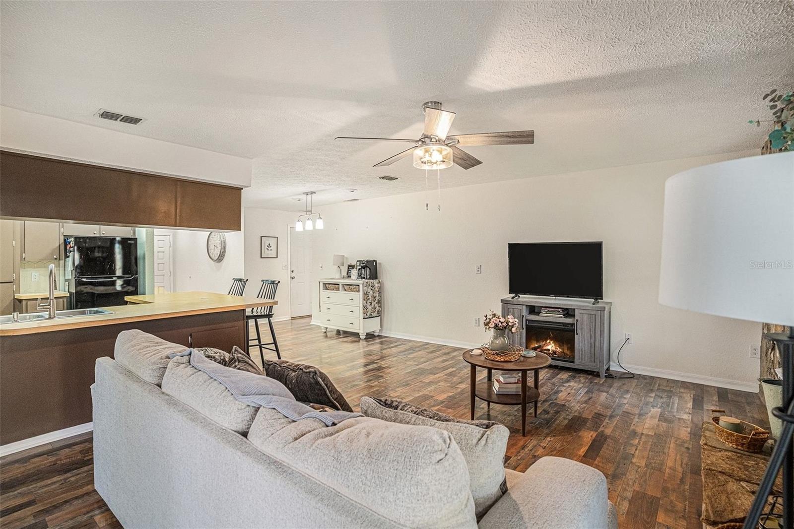 Listing photo id 6 for 7807 Duck Pond Court