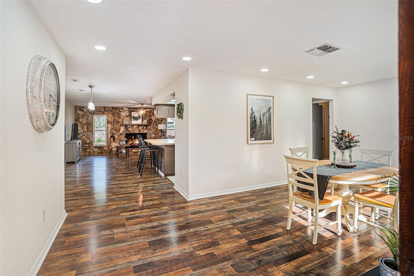 Listing photo id 7 for 7807 Duck Pond Court