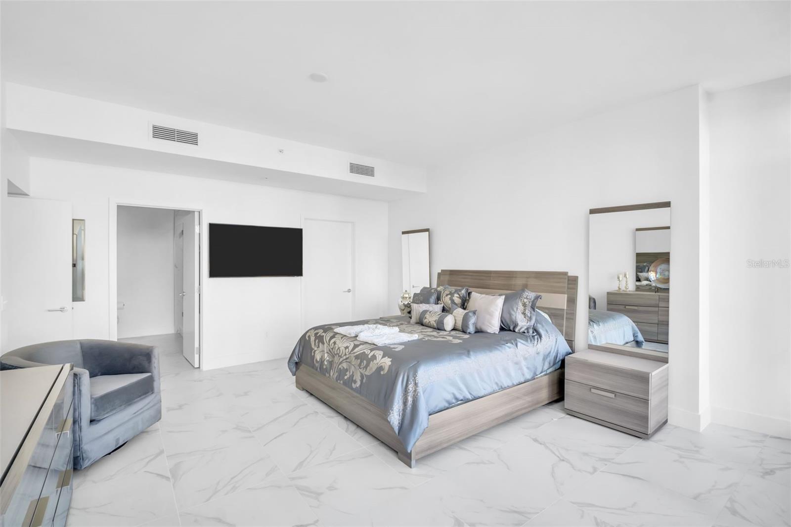 Image 9 of 62 For 175 1st Street S 1008