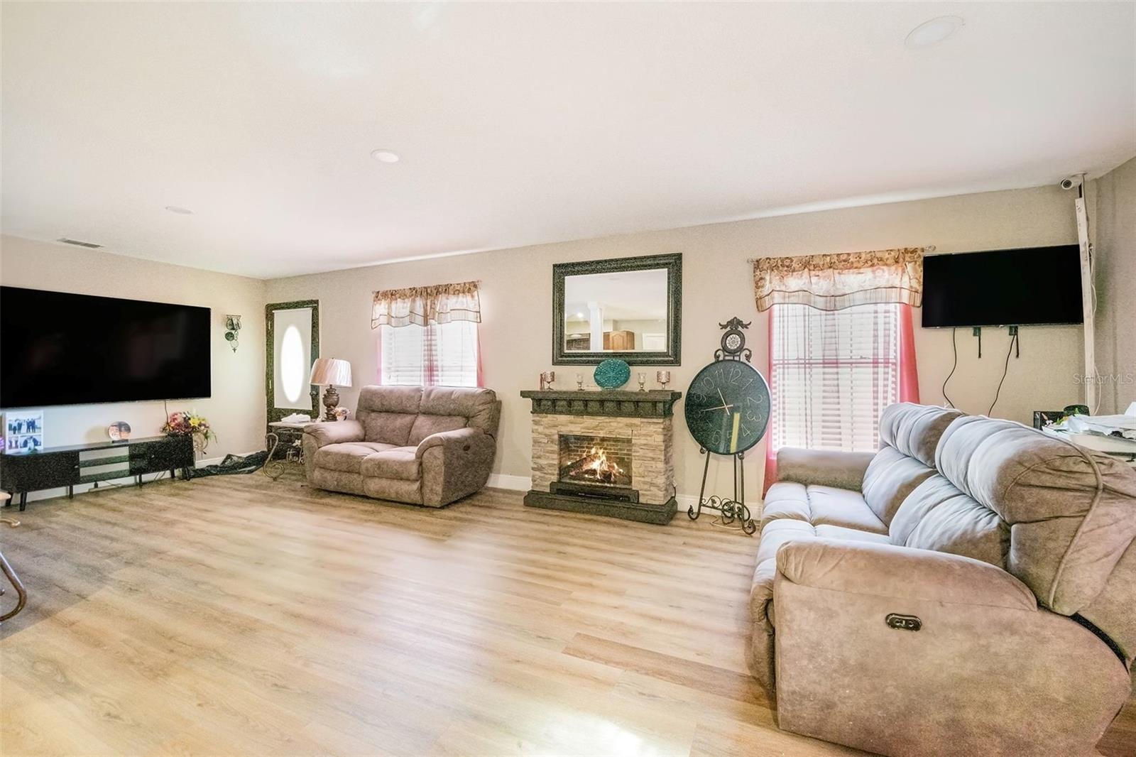 Image 7 of 18 For 37124 Goldenrod Court