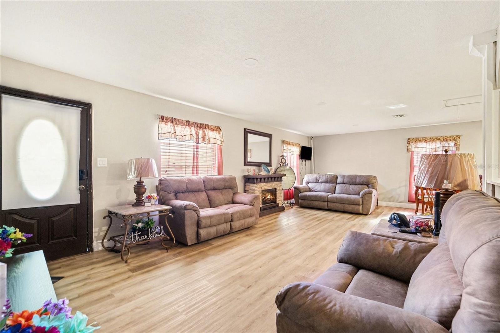 Image 9 of 18 For 37124 Goldenrod Court