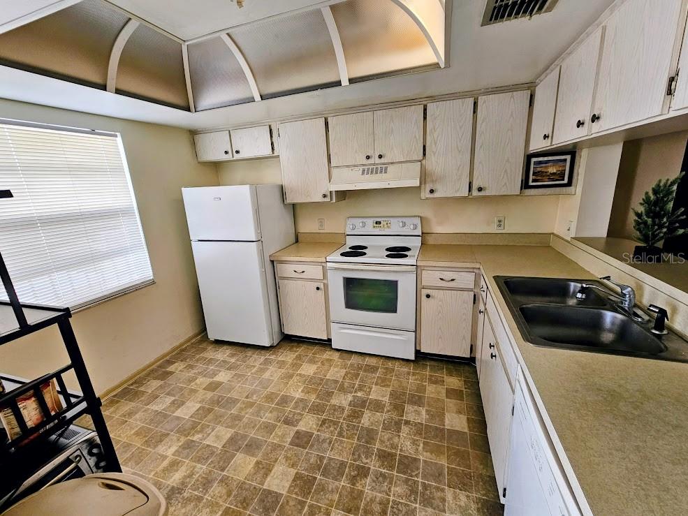 Listing photo id 7 for 7700 92nd Street 203