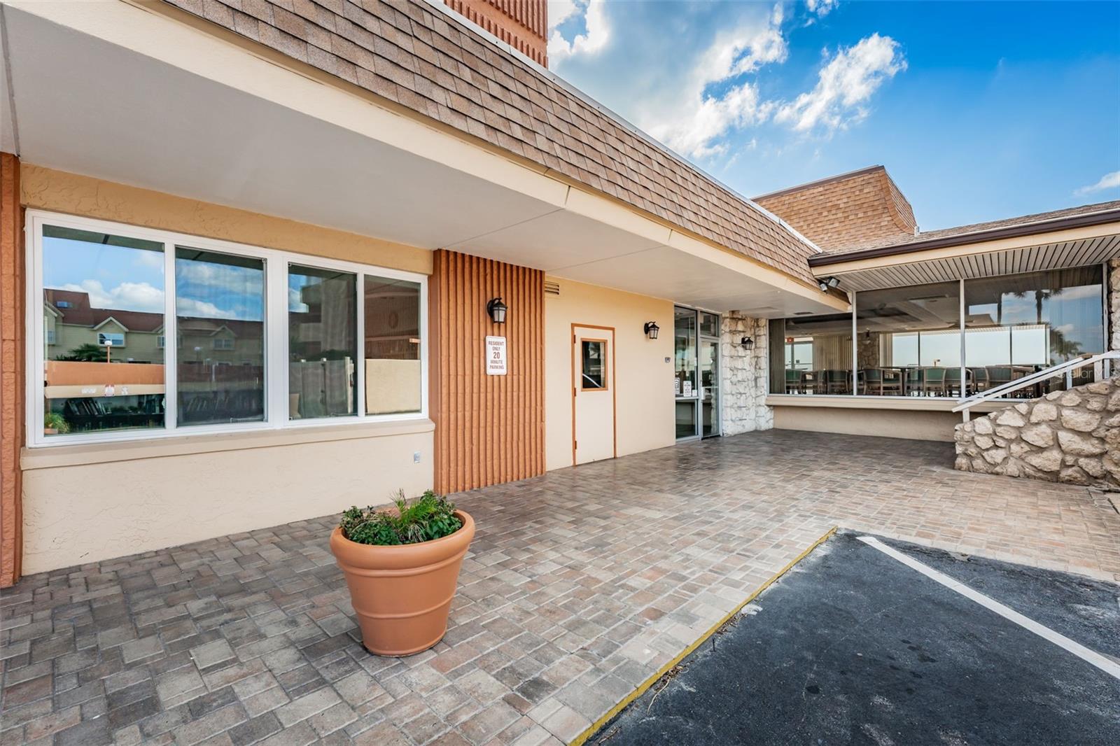 Listing photo id 45 for 17940 Gulf Boulevard 7b