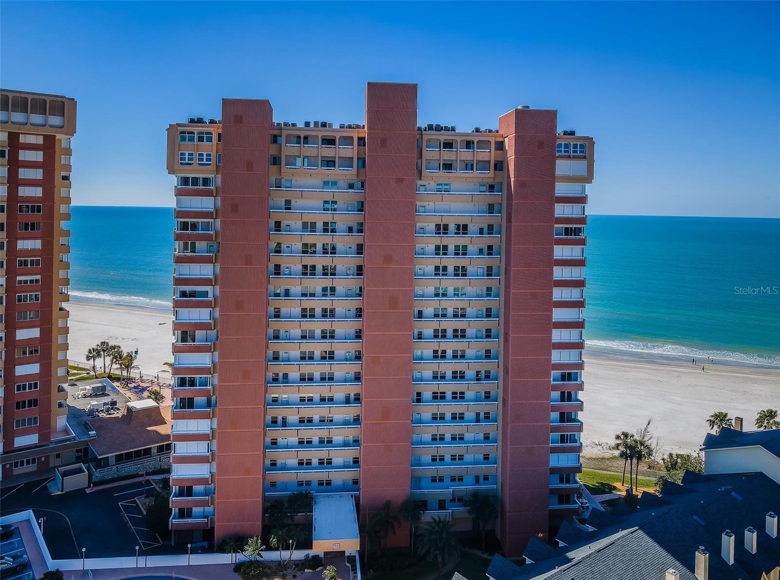Listing photo id 3 for 17940 Gulf Boulevard 7b