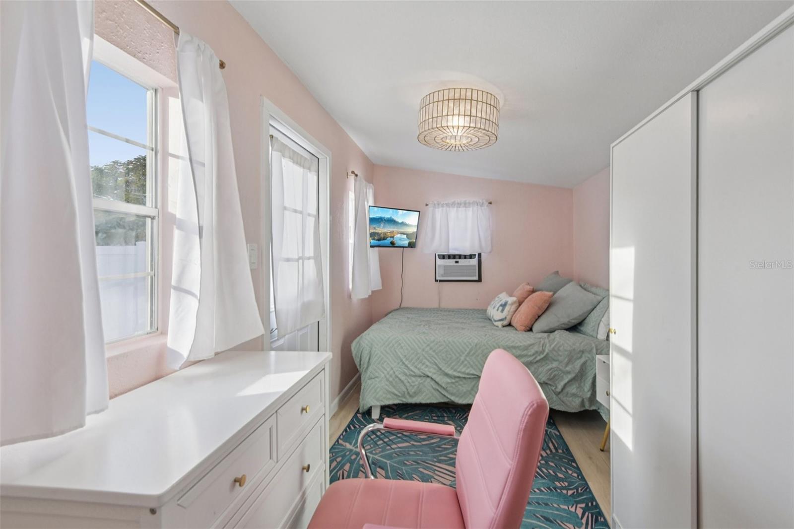 Image 18 of 38 For 6338 6th Avenue S