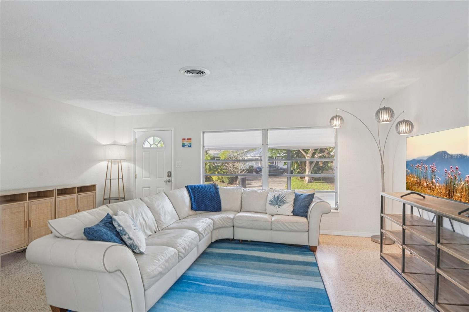 Image 3 of 38 For 6338 6th Avenue S