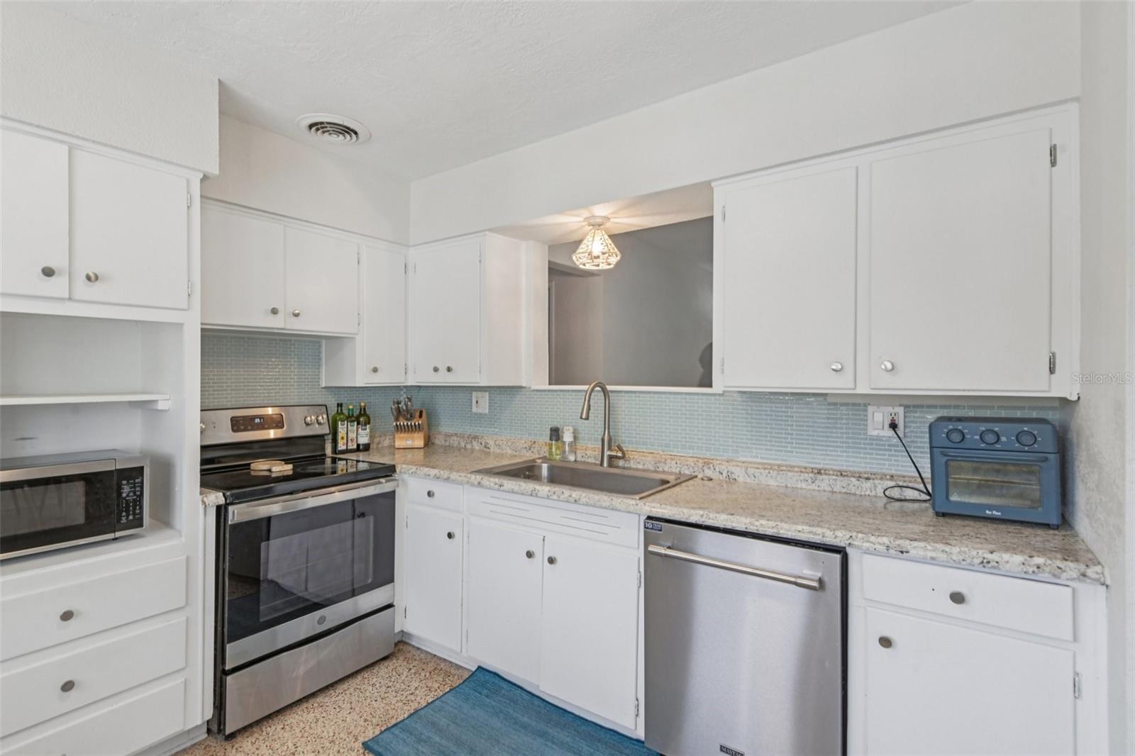 Image 7 of 38 For 6338 6th Avenue S