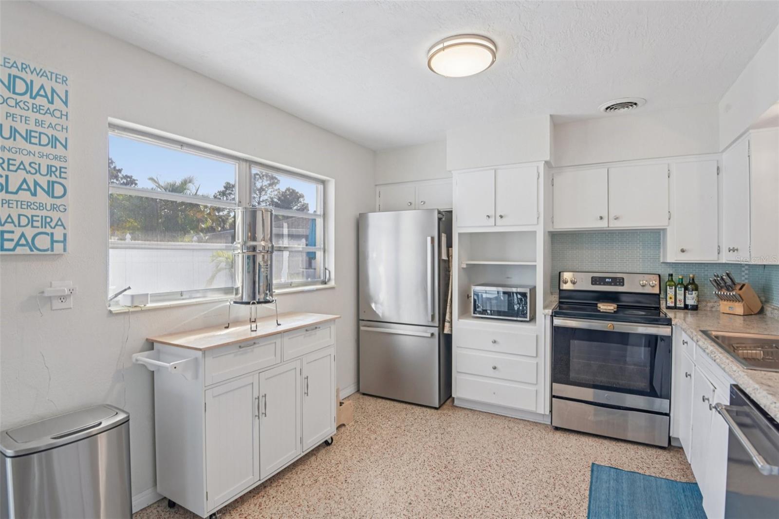 Image 8 of 38 For 6338 6th Avenue S