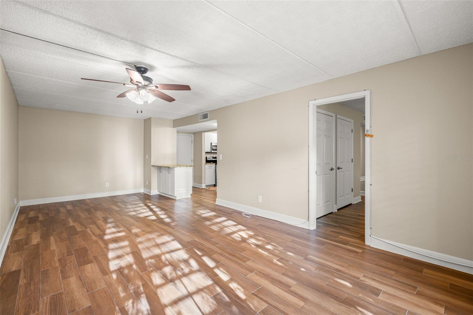 Image 23 of 37 For 3325 Bayshore Boulevard B13