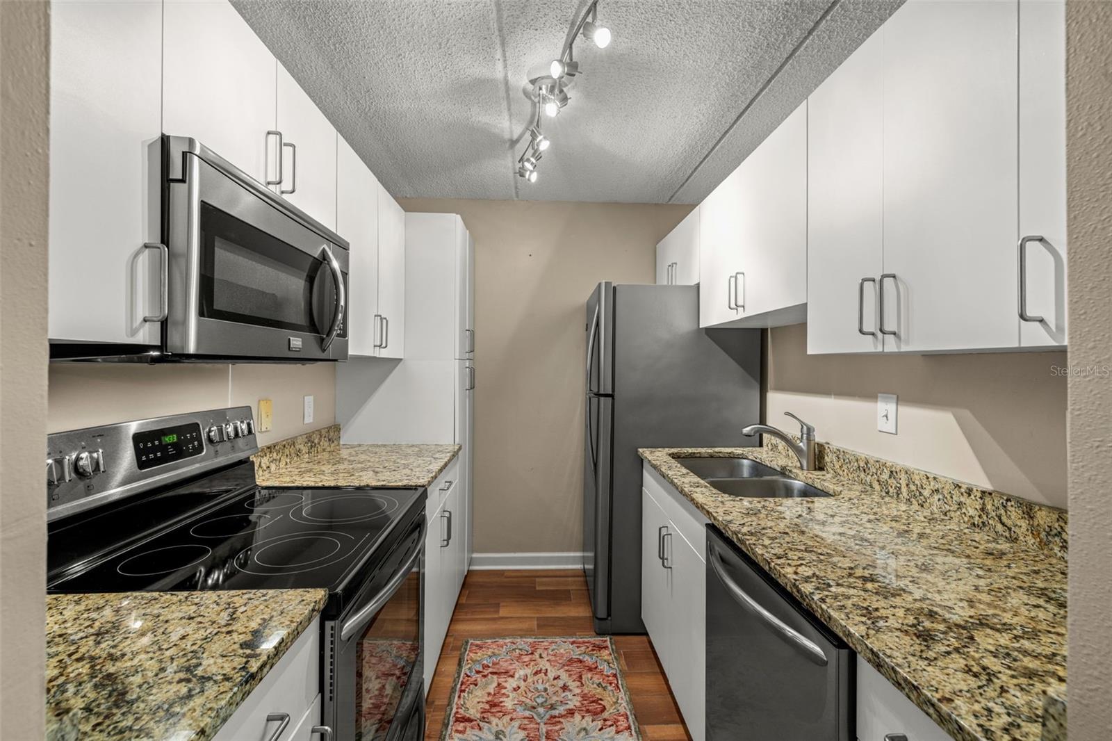 Image 24 of 37 For 3325 Bayshore Boulevard B13