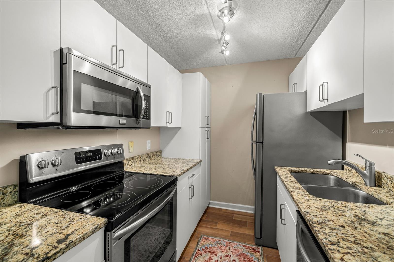 Image 25 of 37 For 3325 Bayshore Boulevard B13