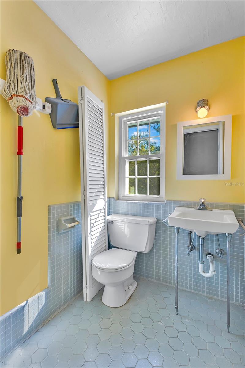 Image 21 of 40 For 811 Fairlington Drive