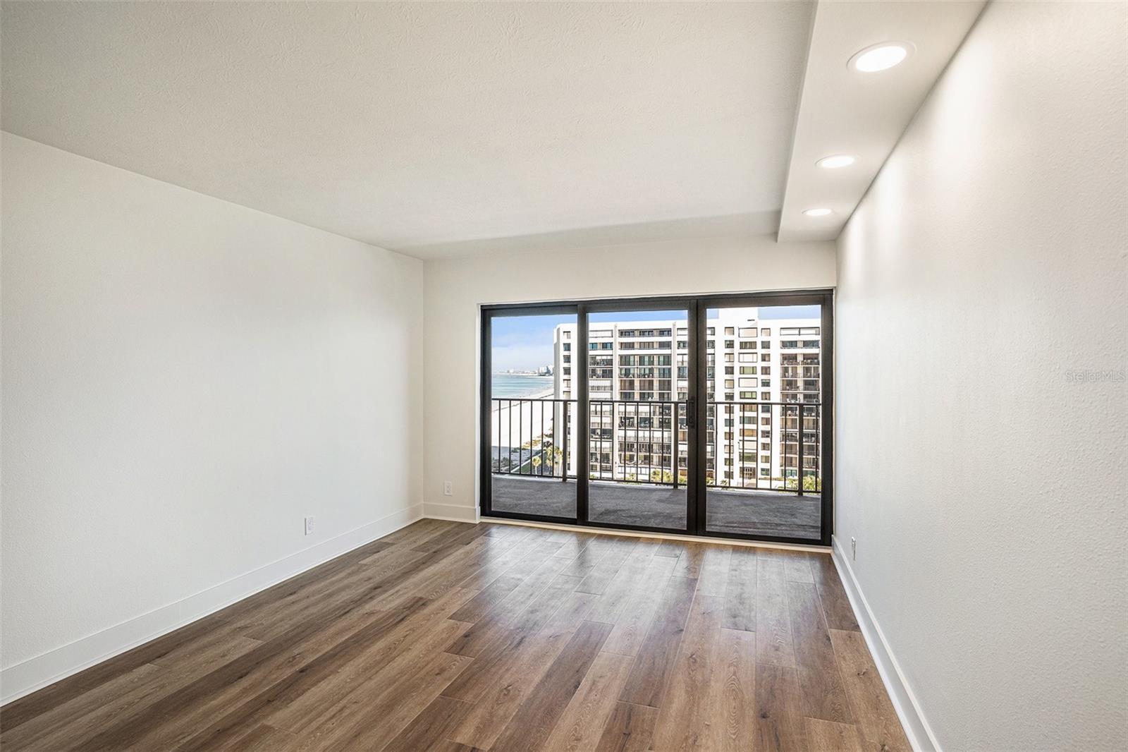 Listing photo id 9 for 1480 Gulf Boulevard 905