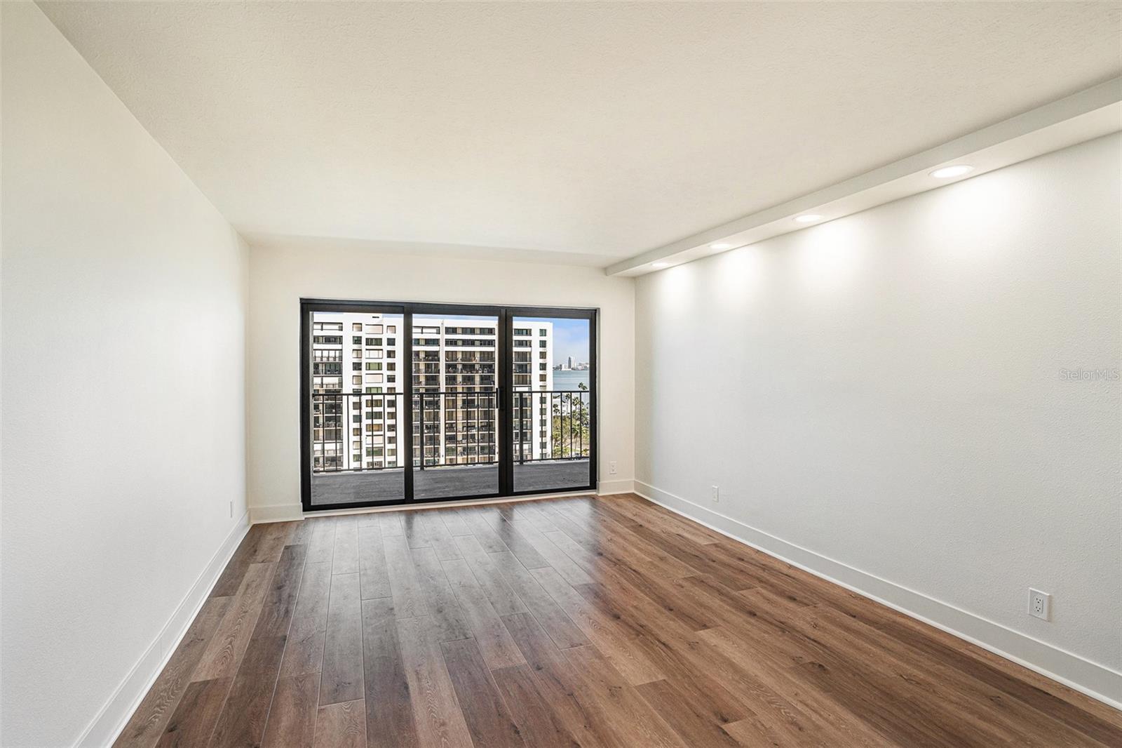 Listing photo id 10 for 1480 Gulf Boulevard 905