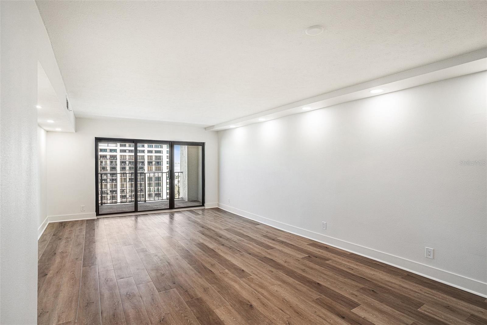 Listing photo id 11 for 1480 Gulf Boulevard 905