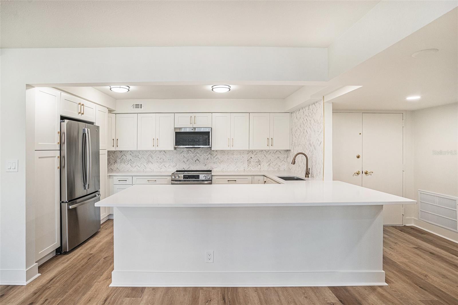 Listing photo id 13 for 1480 Gulf Boulevard 905