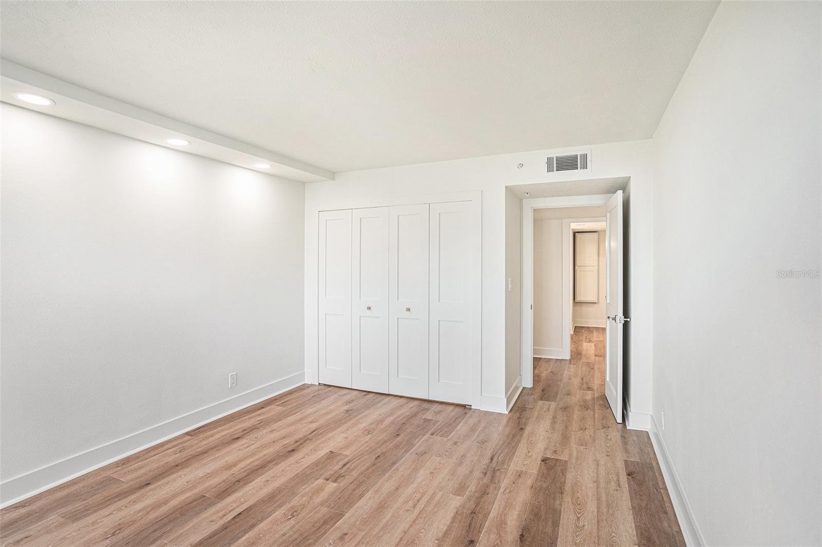 Listing photo id 25 for 1480 Gulf Boulevard 905