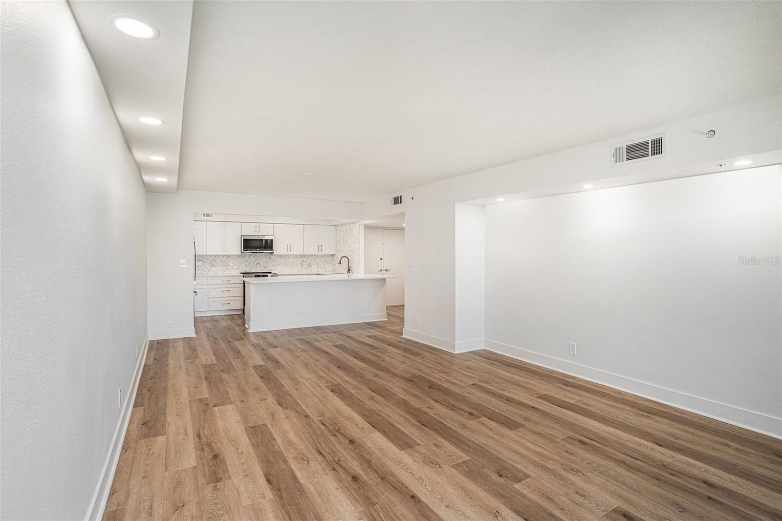 Listing photo id 5 for 1480 Gulf Boulevard 905