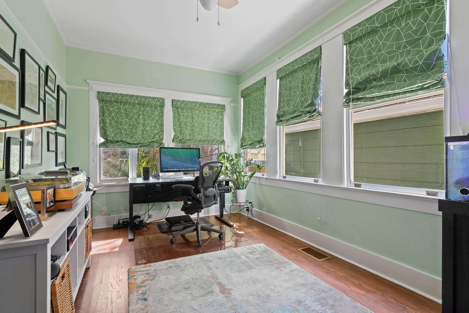 Image 18 of 53 For 1027 Dakota Avenue