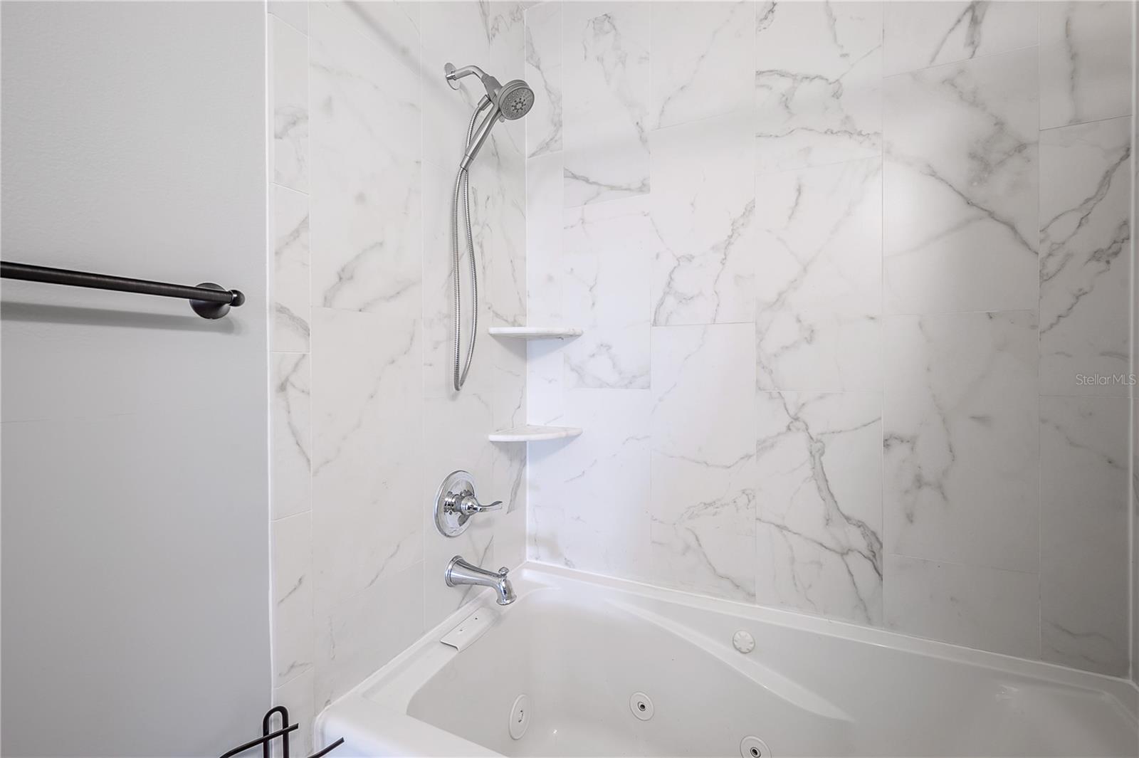 Listing photo id 15 for 5100 Burchette Road 3903