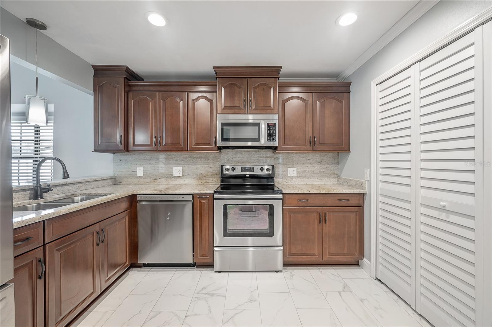 Listing photo id 1 for 5100 Burchette Road 3903