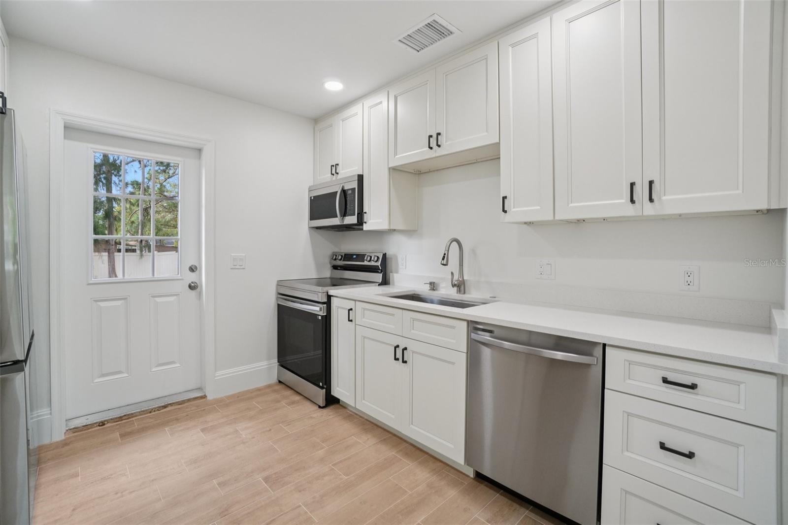 Image 5 of 23 For 9008 Bay Street Ne