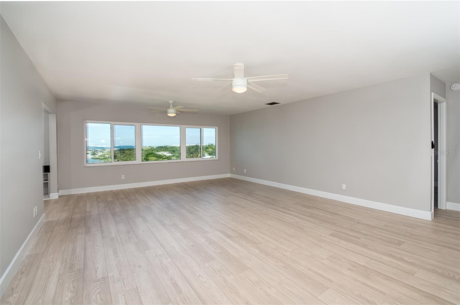 Image 38 of 45 For 100 Bluff View Drive 604a