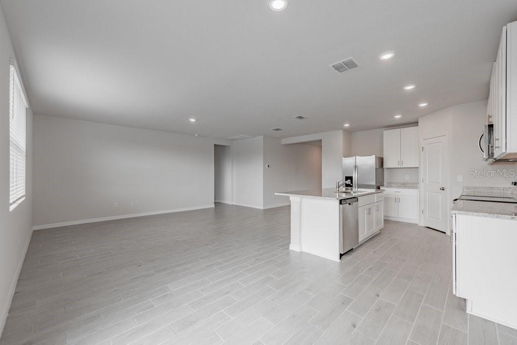 Image 6 of 32 For 7041 Feather River Place