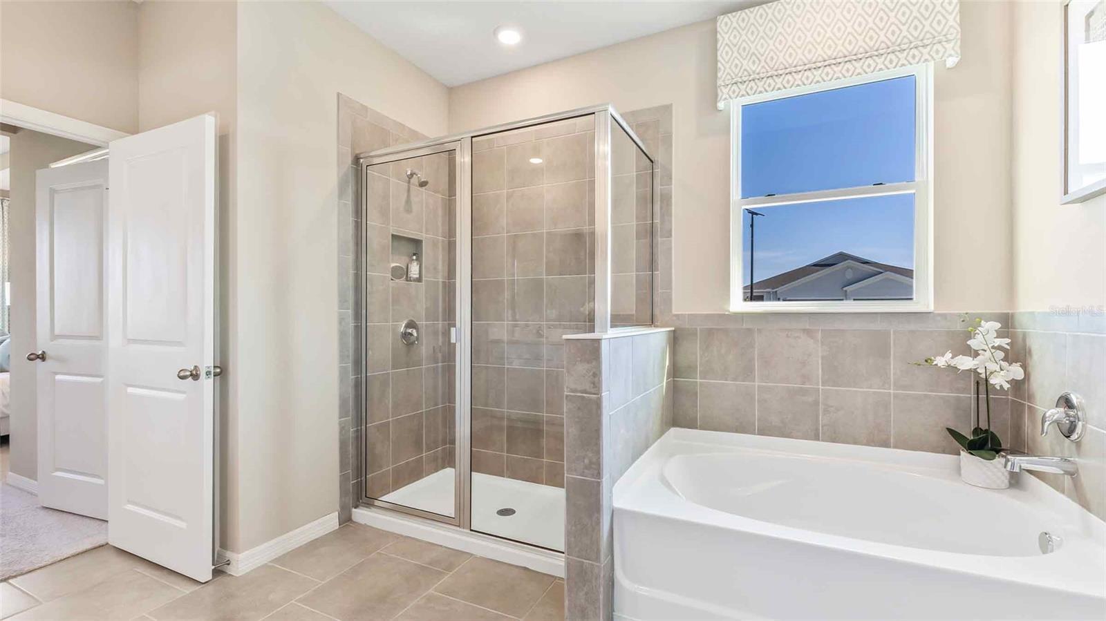 Listing photo id 4 for 3909 Sunny Spring Street