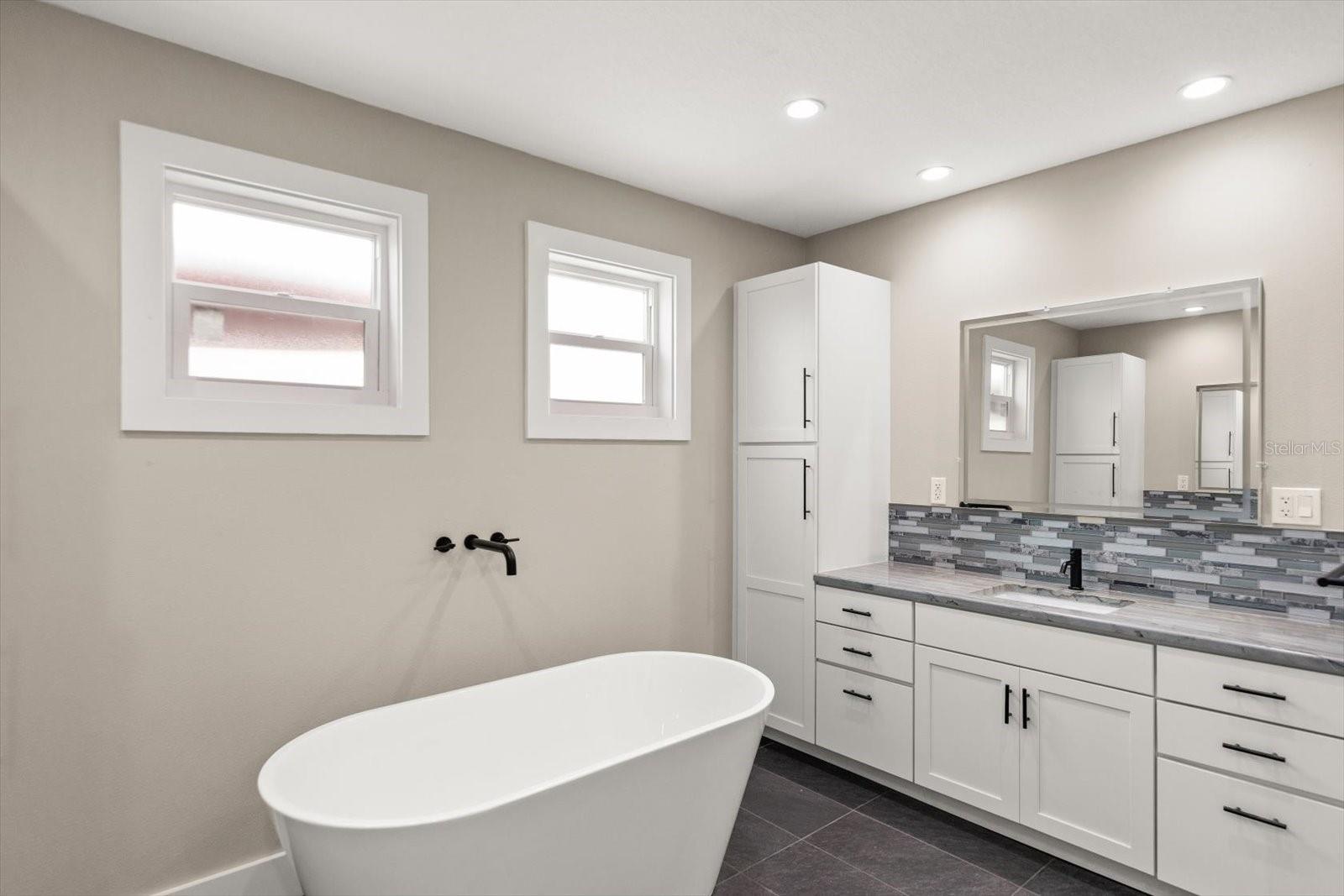 Image 24 of 48 For 623 Pineland Avenue