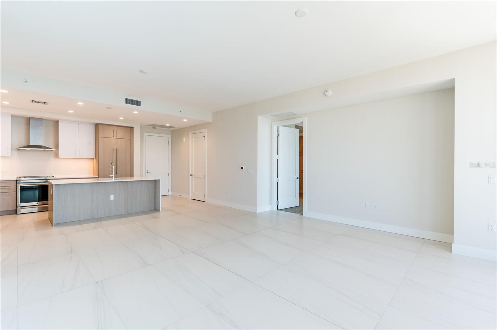 Listing photo id 14 for 275 1st Avenue South  2208