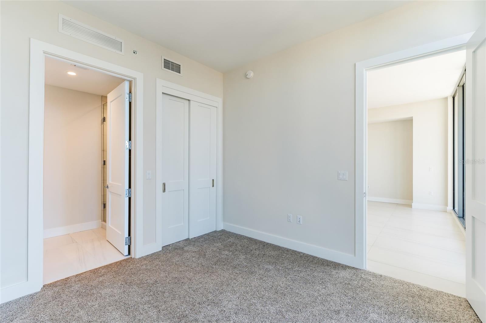 Listing photo id 15 for 275 1st Avenue South  2208