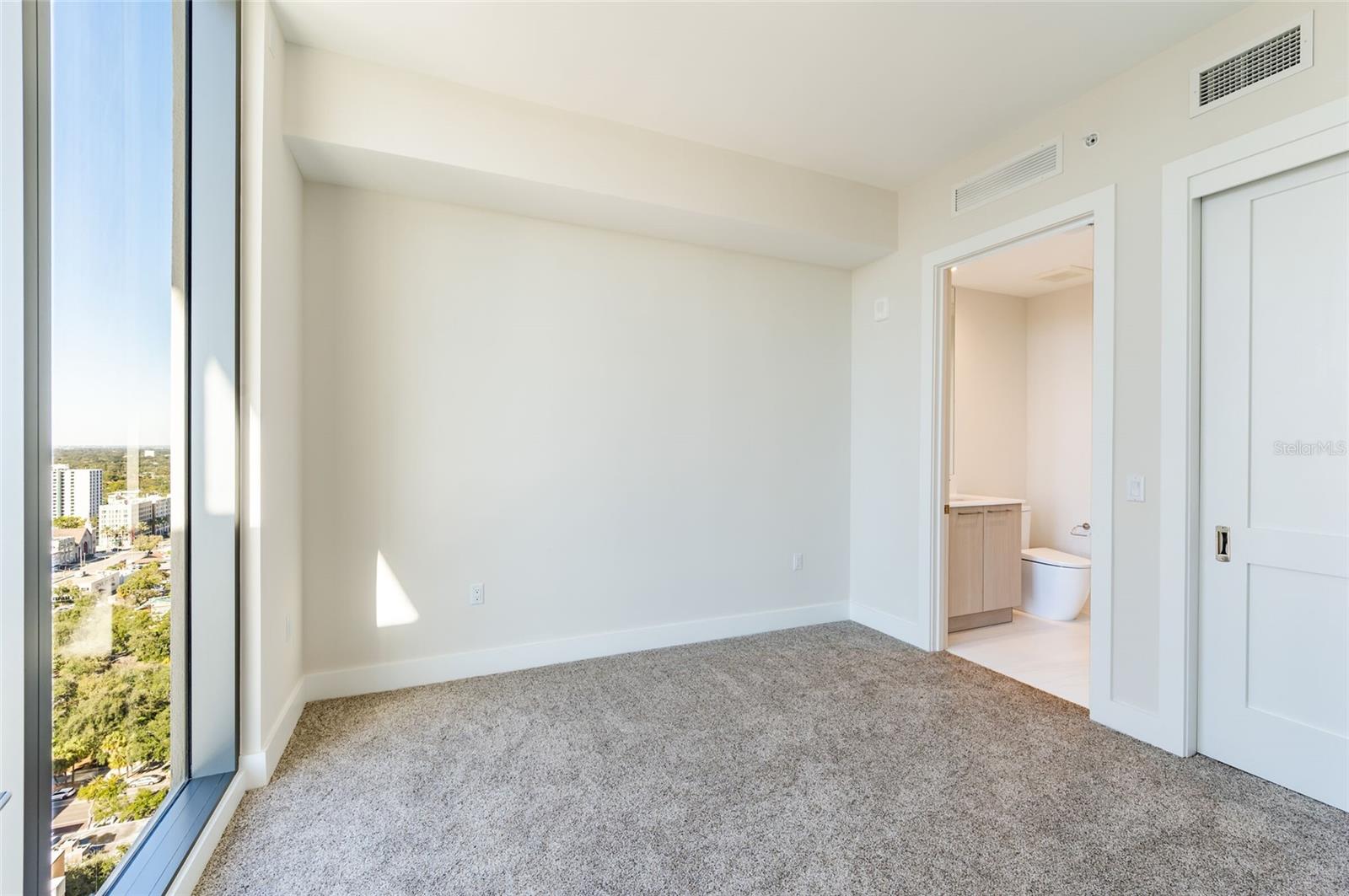 Listing photo id 16 for 275 1st Avenue South  2208