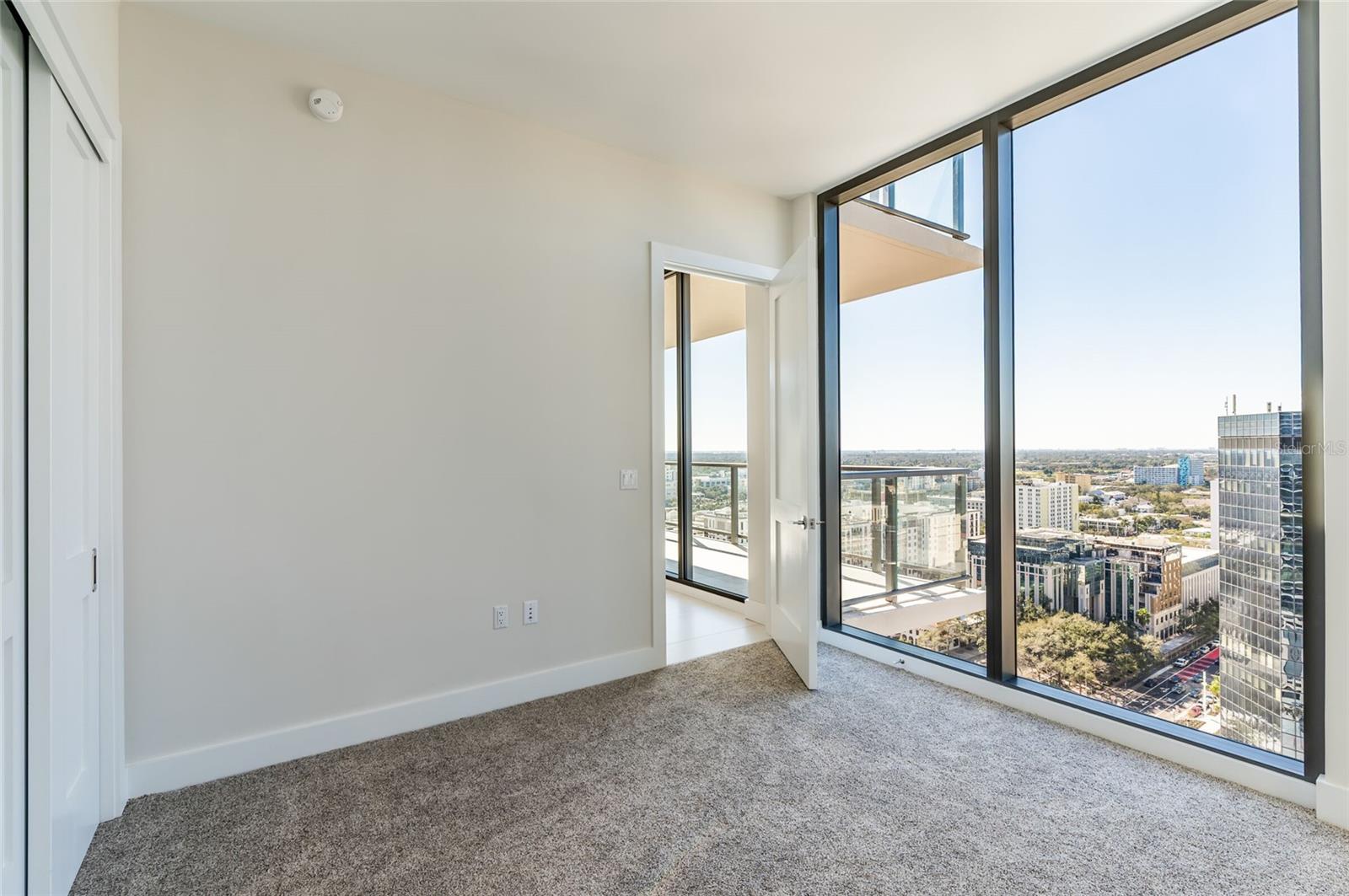 Listing photo id 17 for 275 1st Avenue South  2208